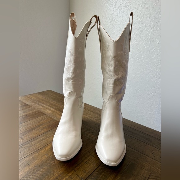 NWT White cowboy boots - Picture 2 of 6